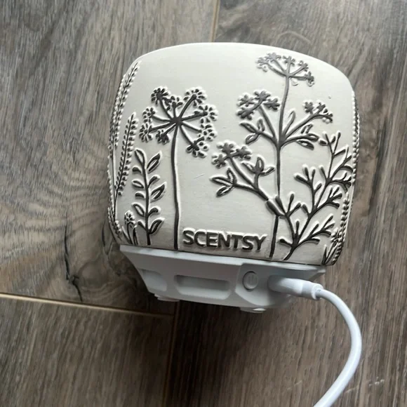 BNIB Scentsy Dandelion Daze Tabletop Fan Diffuser - Picture 2 of 11